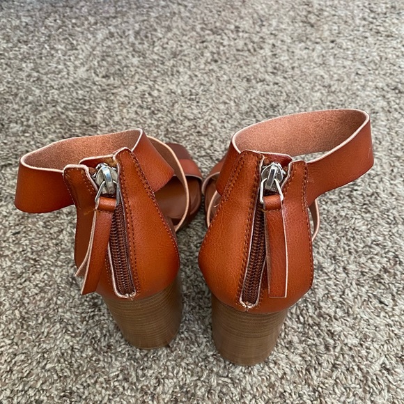 NWOT STEVE MADDEN SANDAL - Picture 4 of 6